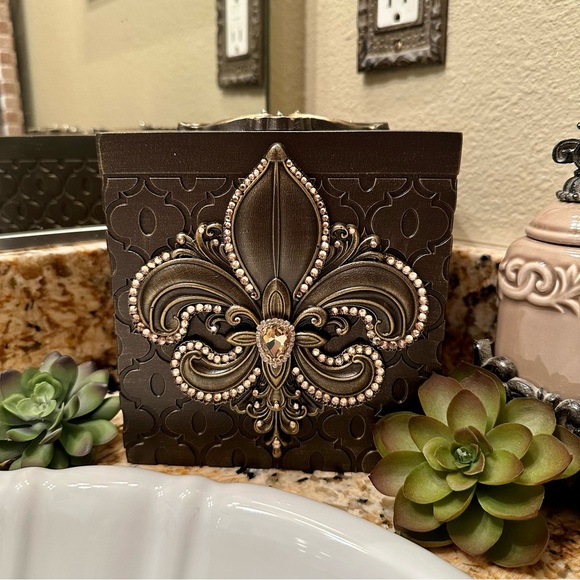 Fleur de Lis Tissue Box Cover - Picture 2 of 9